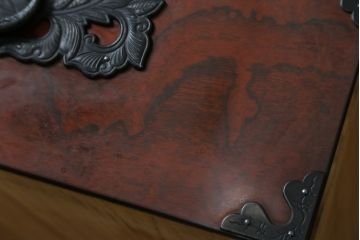 中古　深い木の色味と華やかな金具が目を惹く仙台箪笥サイドボード(サイドチェスト、衣装箪笥、収納箪笥、和タンス、引き出し)(R-077666)