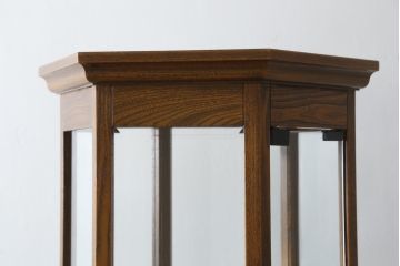 中古　美品　インテルナ南條　洗練された佇まいが魅力的なヘキサゴン縦型キュリオケース(飾り棚、ガラスケース、ショーケース、コレクションケース、キャビネット)(定価約40万円)(R-077671)
