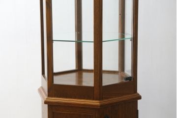 中古　美品　インテルナ南條　洗練された佇まいが魅力的なヘキサゴン縦型キュリオケース(飾り棚、ガラスケース、ショーケース、コレクションケース、キャビネット)(定価約40万円)(R-077671)