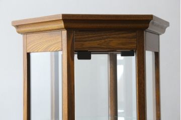 中古　美品　インテルナ南條　洗練された佇まいが魅力的なヘキサゴン縦型キュリオケース(飾り棚、ガラスケース、ショーケース、コレクションケース、キャビネット)(定価約40万円)(R-077671)