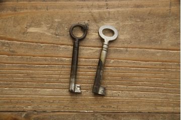 イギリスアンティーク　上手物　オーク材　ステンドグラス入り　こだわりを感じるデザインが魅力的なサイドバイサイドビューローブックケース(ライティングビューロー、キャビネット、サイドボード、デスク、机、在宅用、在宅ワーク用、収納棚、戸棚、英国)(R-077672)