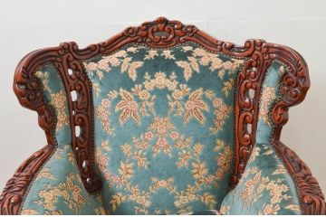 中古　美品　六本木アピス(APIS)取り扱い　イタリア家具　彫刻入りで高級感溢れる佇まいが魅力的な1人掛けソファ(一人掛けソファ、アームチェア、イス、椅子)(定価約60万円)(R-077685)