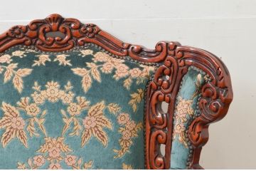 中古　美品　六本木アピス(APIS)取り扱い　イタリア家具　彫刻入りで高級感溢れる佇まいが魅力的な1人掛けソファ(一人掛けソファ、アームチェア、イス、椅子)(定価約60万円)(R-077685)