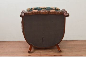 中古　美品　六本木アピス(APIS)取り扱い　イタリア家具　彫刻入りで高級感溢れる佇まいが魅力的な1人掛けソファ(一人掛けソファ、アームチェア、イス、椅子)(定価約60万円)(R-077685)