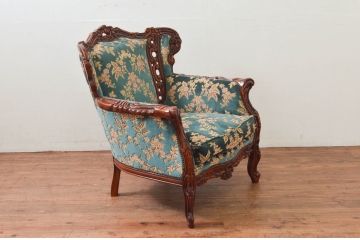 中古　美品　六本木アピス(APIS)取り扱い　イタリア家具　彫刻入りで高級感溢れる佇まいが魅力的な1人掛けソファ(一人掛けソファ、アームチェア、イス、椅子)(定価約60万円)(R-077685)