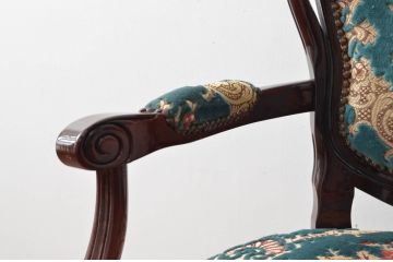 中古　美品　六本木アピス(APIS)取り扱い　イタリア家具　猫脚のデザインが魅力的な彫刻入りアームチェア(ダイングチェア、イス、椅子)(定価約25万円)(R-077686)