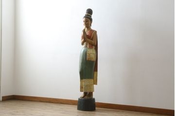 中古　美品!!　等身大　穏やかな表情と美しい民族衣装が目を惹くサワディー人形(ディスプレイ、オブジェ、店舗什器)(定価約16万円)(R-077687)