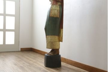 中古　美品!!　等身大　穏やかな表情と美しい民族衣装が目を惹くサワディー人形(ディスプレイ、オブジェ、店舗什器)(定価約16万円)(R-077687)