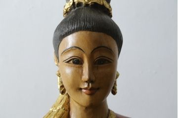 中古　美品!!　等身大　穏やかな表情と美しい民族衣装が目を惹くサワディー人形(ディスプレイ、オブジェ、店舗什器)(定価約16万円)(R-077687)
