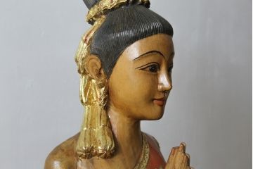 中古　美品!!　等身大　穏やかな表情と美しい民族衣装が目を惹くサワディー人形(ディスプレイ、オブジェ、店舗什器)(定価約16万円)(R-077687)