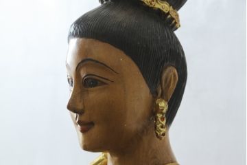 中古　美品!!　等身大　穏やかな表情と美しい民族衣装が目を惹くサワディー人形(ディスプレイ、オブジェ、店舗什器)(定価約16万円)(R-077687)