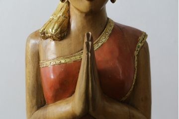 中古　美品!!　等身大　穏やかな表情と美しい民族衣装が目を惹くサワディー人形(ディスプレイ、オブジェ、店舗什器)(定価約16万円)(R-077687)