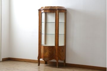 中古　高級品!!　六本木アピス(APIS)取り扱い　イタリア最高級家具　真鍮飾り付きで上品な雰囲気漂う象嵌入りキャビネット(ガラスケース、キュリオケース、ショーケース、飾り棚、陳列棚、Gケース、店舗什器)(定価約150万円)(R-077688)