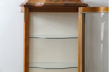 中古　高級品!!　六本木アピス(APIS)取り扱い　イタリア最高級家具　真鍮飾り付きで上品な雰囲気漂う象嵌入りキャビネット(ガラスケース、キュリオケース、ショーケース、飾り棚、陳列棚、Gケース、店舗什器)(定価約150万円)(R-077688)