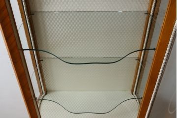 中古　高級品!!　六本木アピス(APIS)取り扱い　イタリア最高級家具　真鍮飾り付きで上品な雰囲気漂う象嵌入りキャビネット(ガラスケース、キュリオケース、ショーケース、飾り棚、陳列棚、Gケース、店舗什器)(定価約150万円)(R-077688)
