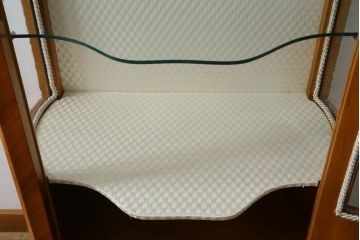 中古　高級品!!　六本木アピス(APIS)取り扱い　イタリア最高級家具　真鍮飾り付きで上品な雰囲気漂う象嵌入りキャビネット(ガラスケース、キュリオケース、ショーケース、飾り棚、陳列棚、Gケース、店舗什器)(定価約150万円)(R-077688)
