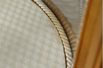 中古　高級品!!　六本木アピス(APIS)取り扱い　イタリア最高級家具　真鍮飾り付きで上品な雰囲気漂う象嵌入りキャビネット(ガラスケース、キュリオケース、ショーケース、飾り棚、陳列棚、Gケース、店舗什器)(定価約150万円)(R-077688)