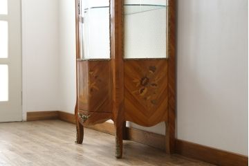 中古　高級品!!　六本木アピス(APIS)取り扱い　イタリア最高級家具　真鍮飾り付きで上品な雰囲気漂う象嵌入りキャビネット(ガラスケース、キュリオケース、ショーケース、飾り棚、陳列棚、Gケース、店舗什器)(定価約150万円)(R-077688)
