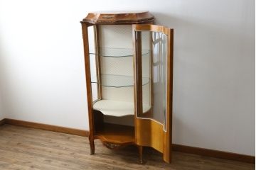 中古　高級品!!　六本木アピス(APIS)取り扱い　イタリア最高級家具　真鍮飾り付きで上品な雰囲気漂う象嵌入りキャビネット(ガラスケース、キュリオケース、ショーケース、飾り棚、陳列棚、Gケース、店舗什器)(定価約150万円)(R-077688)