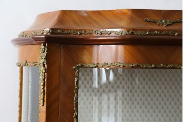 中古　高級品!!　六本木アピス(APIS)取り扱い　イタリア最高級家具　真鍮飾り付きで上品な雰囲気漂う象嵌入りキャビネット(ガラスケース、キュリオケース、ショーケース、飾り棚、陳列棚、Gケース、店舗什器)(定価約150万円)(R-077688)