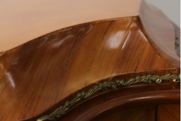 中古　高級品!!　六本木アピス(APIS)取り扱い　イタリア最高級家具　真鍮飾り付きで上品な雰囲気漂う象嵌入りキャビネット(ガラスケース、キュリオケース、ショーケース、飾り棚、陳列棚、Gケース、店舗什器)(定価約150万円)(R-077688)