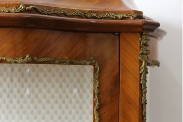 中古　高級品!!　六本木アピス(APIS)取り扱い　イタリア最高級家具　真鍮飾り付きで上品な雰囲気漂う象嵌入りキャビネット(ガラスケース、キュリオケース、ショーケース、飾り棚、陳列棚、Gケース、店舗什器)(定価約150万円)(R-077688)