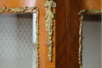中古　高級品!!　六本木アピス(APIS)取り扱い　イタリア最高級家具　真鍮飾り付きで上品な雰囲気漂う象嵌入りキャビネット(ガラスケース、キュリオケース、ショーケース、飾り棚、陳列棚、Gケース、店舗什器)(定価約150万円)(R-077688)