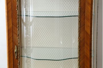 中古　高級品!!　六本木アピス(APIS)取り扱い　イタリア最高級家具　真鍮飾り付きで上品な雰囲気漂う象嵌入りキャビネット(ガラスケース、キュリオケース、ショーケース、飾り棚、陳列棚、Gケース、店舗什器)(定価約150万円)(R-077688)