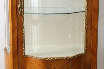 中古　高級品!!　六本木アピス(APIS)取り扱い　イタリア最高級家具　真鍮飾り付きで上品な雰囲気漂う象嵌入りキャビネット(ガラスケース、キュリオケース、ショーケース、飾り棚、陳列棚、Gケース、店舗什器)(定価約150万円)(R-077688)