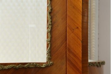 中古　高級品!!　六本木アピス(APIS)取り扱い　イタリア最高級家具　真鍮飾り付きで上品な雰囲気漂う象嵌入りキャビネット(ガラスケース、キュリオケース、ショーケース、飾り棚、陳列棚、Gケース、店舗什器)(定価約150万円)(R-077688)