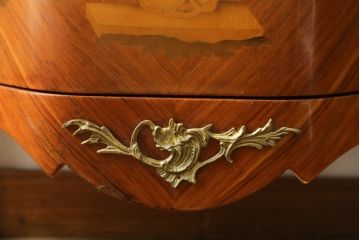 中古　高級品!!　六本木アピス(APIS)取り扱い　イタリア最高級家具　真鍮飾り付きで上品な雰囲気漂う象嵌入りキャビネット(ガラスケース、キュリオケース、ショーケース、飾り棚、陳列棚、Gケース、店舗什器)(定価約150万円)(R-077688)
