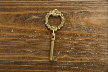中古　高級品!!　六本木アピス(APIS)取り扱い　イタリア最高級家具　真鍮飾り付きで上品な雰囲気漂う象嵌入りキャビネット(ガラスケース、キュリオケース、ショーケース、飾り棚、陳列棚、Gケース、店舗什器)(定価約150万円)(R-077688)
