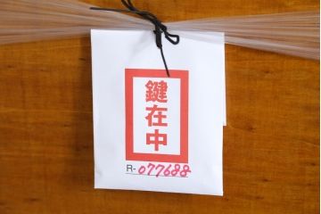 中古　高級品!!　六本木アピス(APIS)取り扱い　イタリア最高級家具　真鍮飾り付きで上品な雰囲気漂う象嵌入りキャビネット(ガラスケース、キュリオケース、ショーケース、飾り棚、陳列棚、Gケース、店舗什器)(定価約150万円)(R-077688)