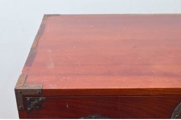 和製アンティーク　桜丸金具　赤みがかった木の色合いと立派な金具が魅力的な米沢箪笥(重ね箪笥、衣装箪笥、収納たんす、整理タンス、時代箪笥、引き出し)(R-077698)