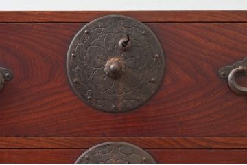 和製アンティーク　桜丸金具　赤みがかった木の色合いと立派な金具が魅力的な米沢箪笥(重ね箪笥、衣装箪笥、収納たんす、整理タンス、時代箪笥、引き出し)(R-077698)