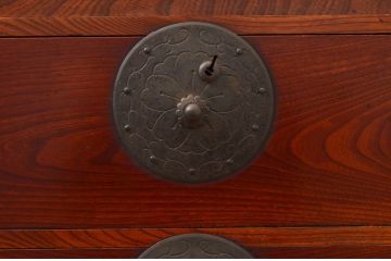 和製アンティーク　桜丸金具　赤みがかった木の色合いと立派な金具が魅力的な米沢箪笥(重ね箪笥、衣装箪笥、収納たんす、整理タンス、時代箪笥、引き出し)(R-077698)