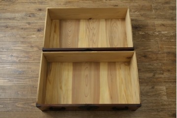 和製アンティーク　桜丸金具　赤みがかった木の色合いと立派な金具が魅力的な米沢箪笥ローチェスト　(R-077699)