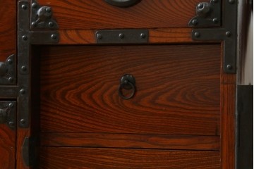 和製アンティーク　桜丸金具　赤みがかった木の色合いと立派な金具が魅力的な米沢箪笥ローチェスト　(R-077699)