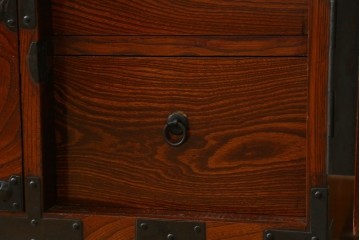 和製アンティーク　桜丸金具　赤みがかった木の色合いと立派な金具が魅力的な米沢箪笥ローチェスト　(R-077699)