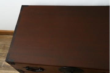 和製アンティーク　桜丸金具　赤みがかった木の色合いと立派な金具が魅力的な米沢箪笥ローチェスト　(R-077699)