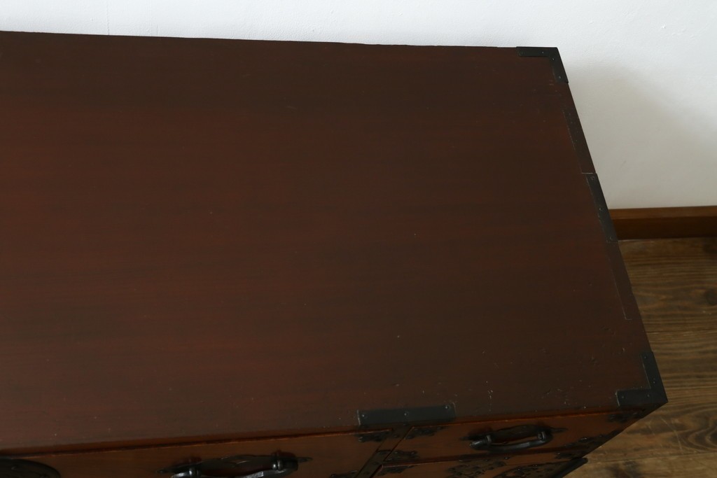 和製アンティーク　桜丸金具　赤みがかった木の色合いと立派な金具が魅力的な米沢箪笥ローチェスト　(R-077699)