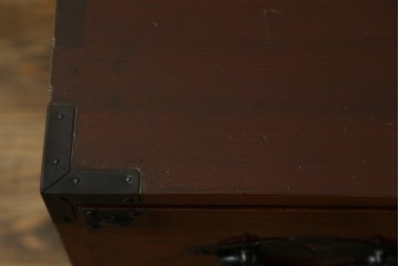 和製アンティーク　桜丸金具　赤みがかった木の色合いと立派な金具が魅力的な米沢箪笥ローチェスト　(R-077699)