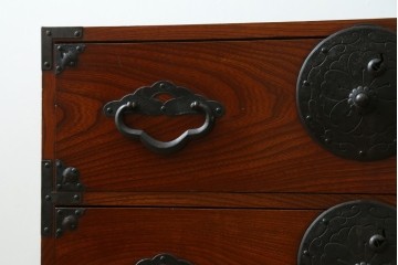 和製アンティーク　桜丸金具　赤みがかった木の色合いと立派な金具が魅力的な米沢箪笥ローチェスト　(R-077699)