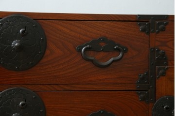 和製アンティーク　桜丸金具　赤みがかった木の色合いと立派な金具が魅力的な米沢箪笥ローチェスト　(R-077699)