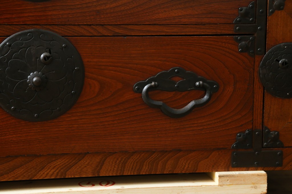 和製アンティーク　桜丸金具　赤みがかった木の色合いと立派な金具が魅力的な米沢箪笥ローチェスト　(R-077699)