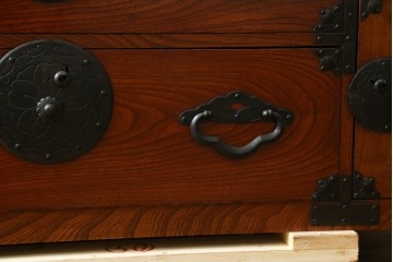 和製アンティーク　桜丸金具　赤みがかった木の色合いと立派な金具が魅力的な米沢箪笥ローチェスト　(R-077699)