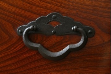 和製アンティーク　桜丸金具　赤みがかった木の色合いと立派な金具が魅力的な米沢箪笥ローチェスト　(R-077699)