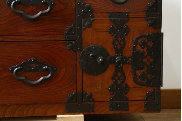 和製アンティーク　桜丸金具　赤みがかった木の色合いと立派な金具が魅力的な米沢箪笥ローチェスト　(R-077699)