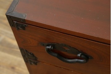 和製アンティーク　桜丸金具　赤みがかった木の色合いと立派な金具が魅力的な米沢箪笥ローチェスト　(R-077699)