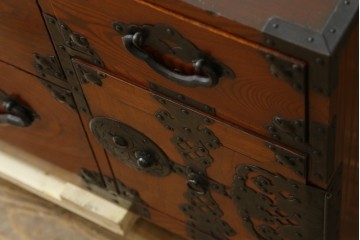 和製アンティーク　桜丸金具　赤みがかった木の色合いと立派な金具が魅力的な米沢箪笥ローチェスト　(R-077699)